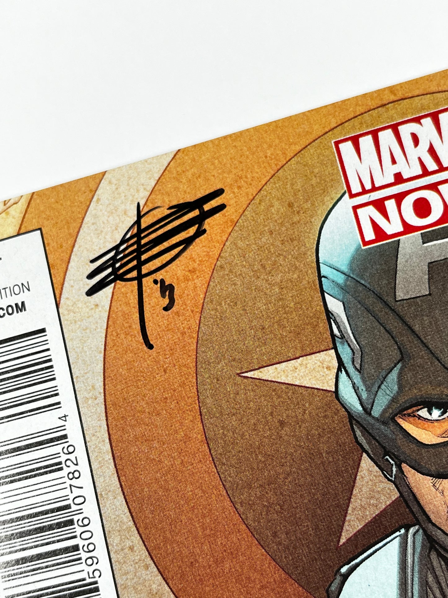 UNCANNY AVENGERS #1 - 2012 - VF/NM - SARA PICHELLI VARIANT - SIGNED BY RICK REMENDER - MARVEL COMICS